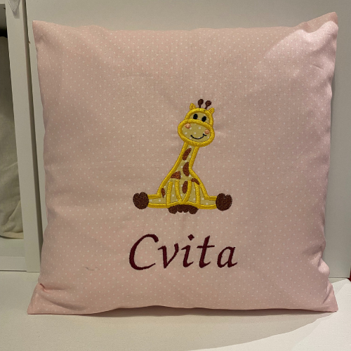 Handgemachtes & Personalisiertes Kissen mit Giraffe sitzend