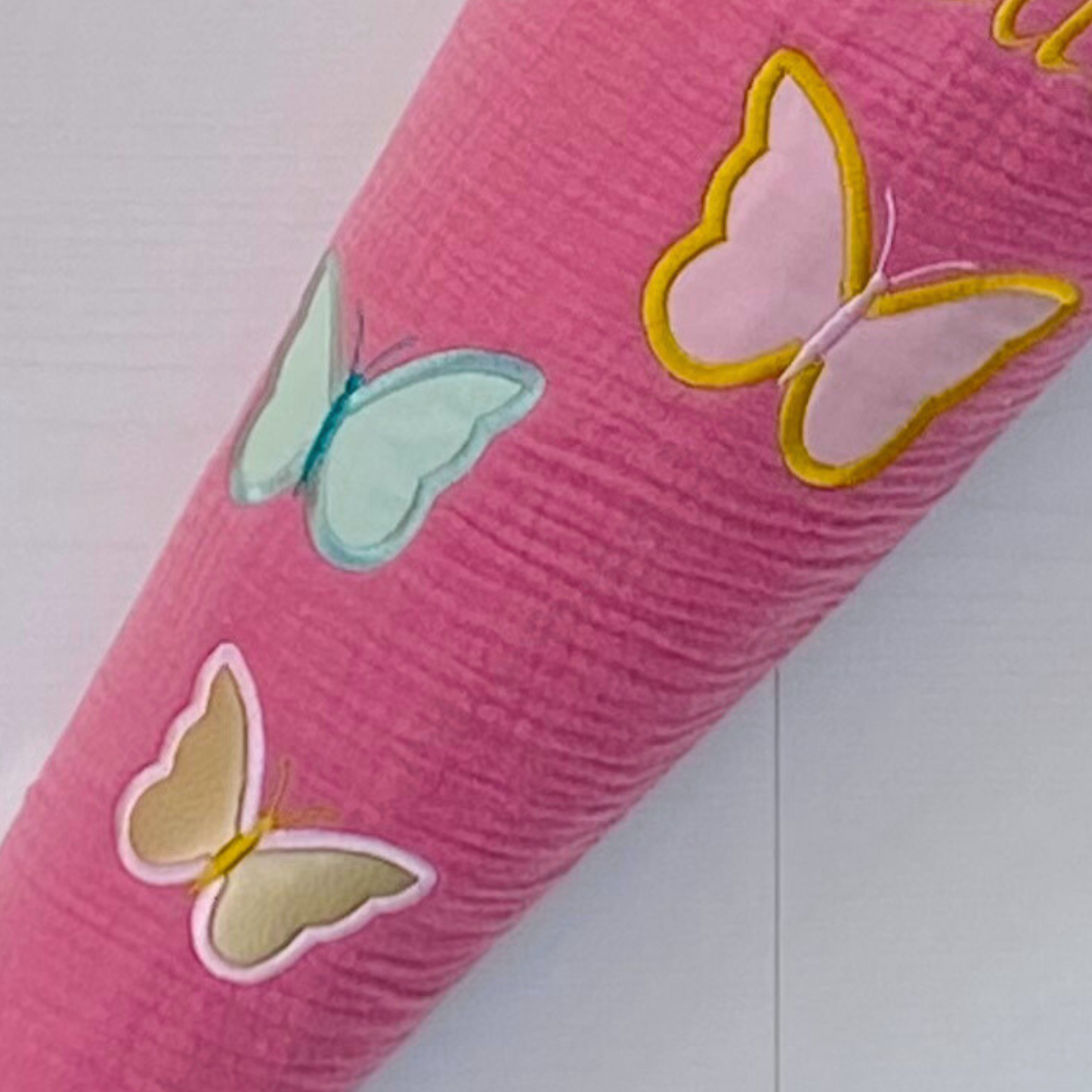 Handgemachte & Personalisierte Schultüte aus Stoff mit Schmetterlingen und Wimpel
