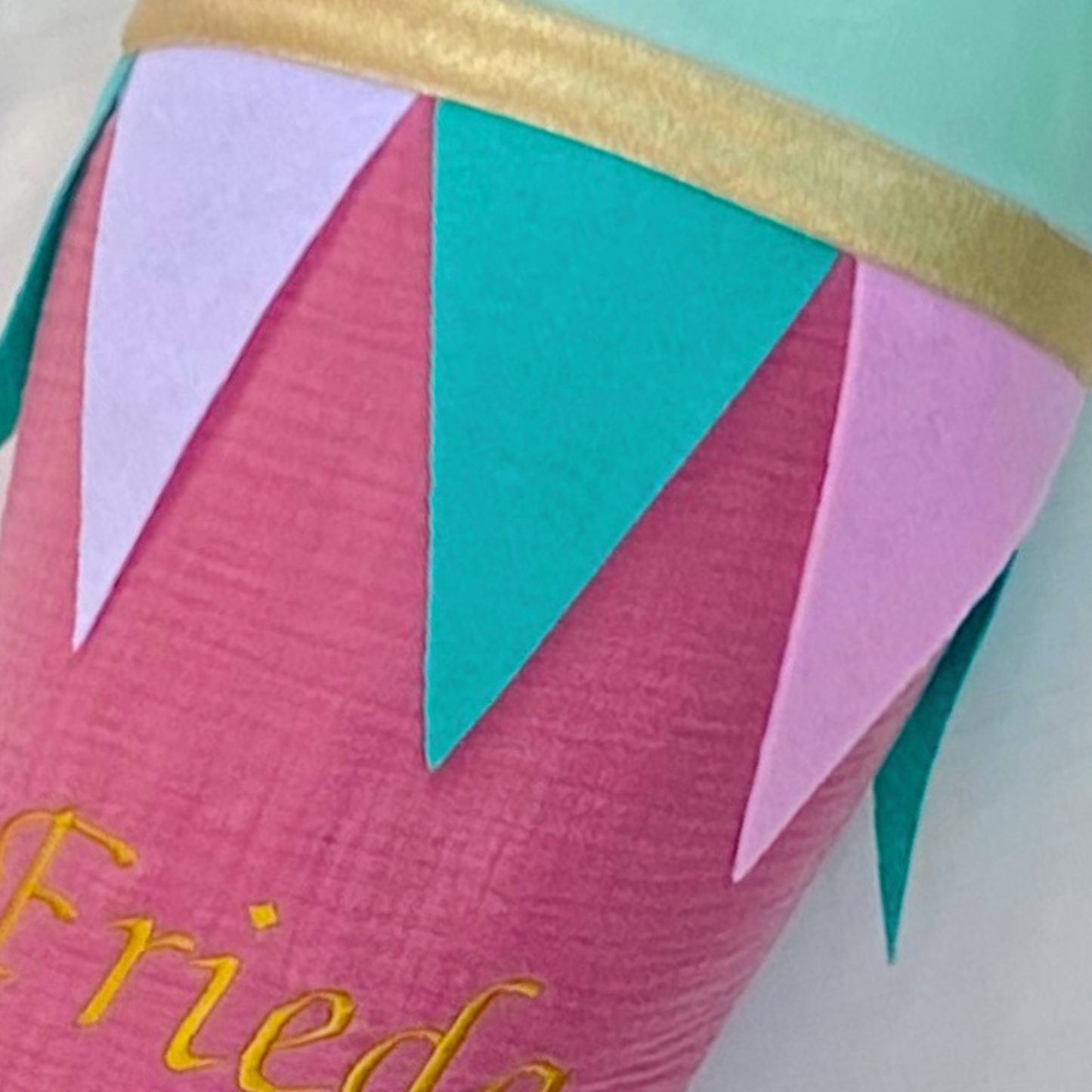 Handgemachte & Personalisierte Schultüte aus Stoff mit Schmetterlingen und Wimpel