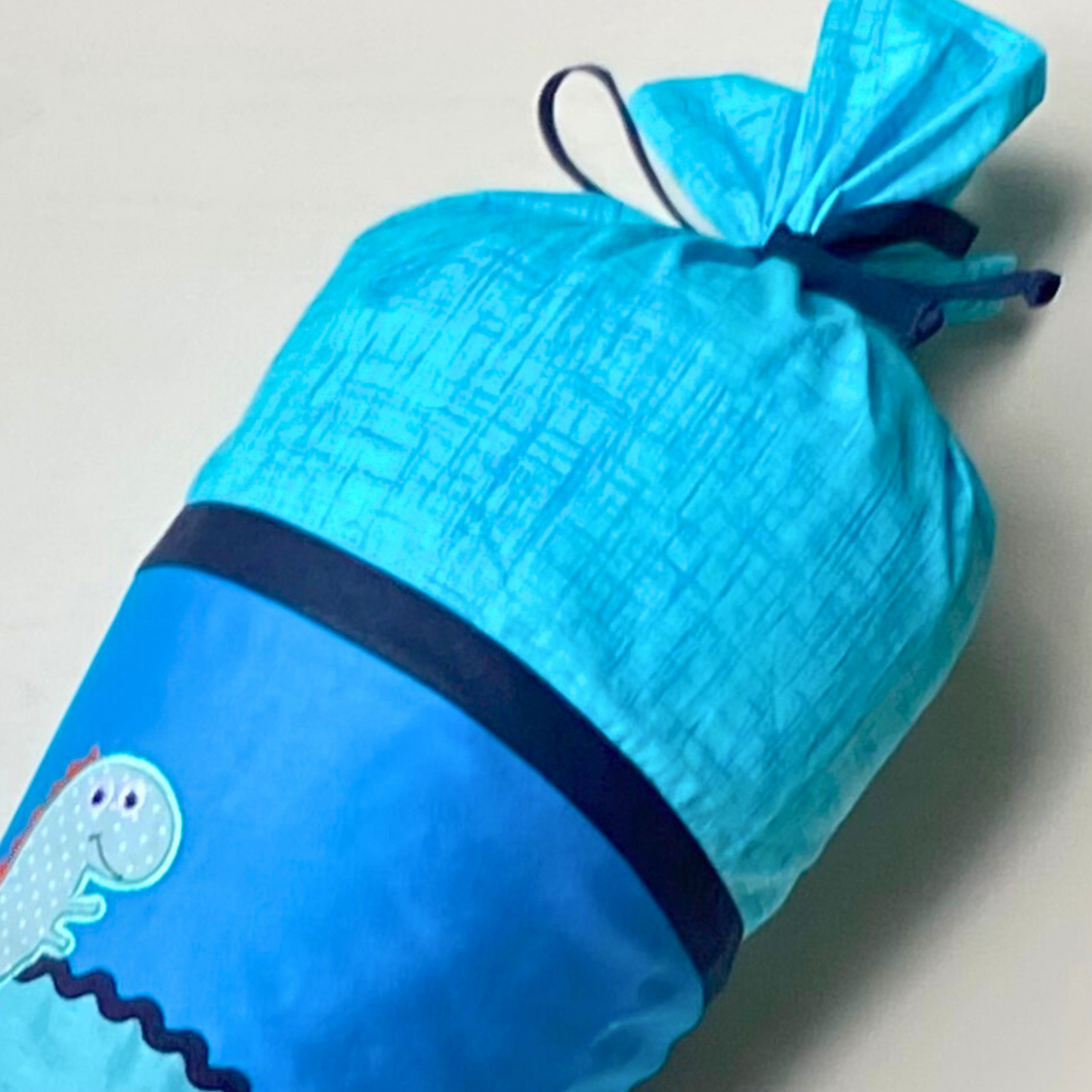 Handgemachte & Personalisierte Schultüte aus Stoff mit niedlichen Dinosaurieren