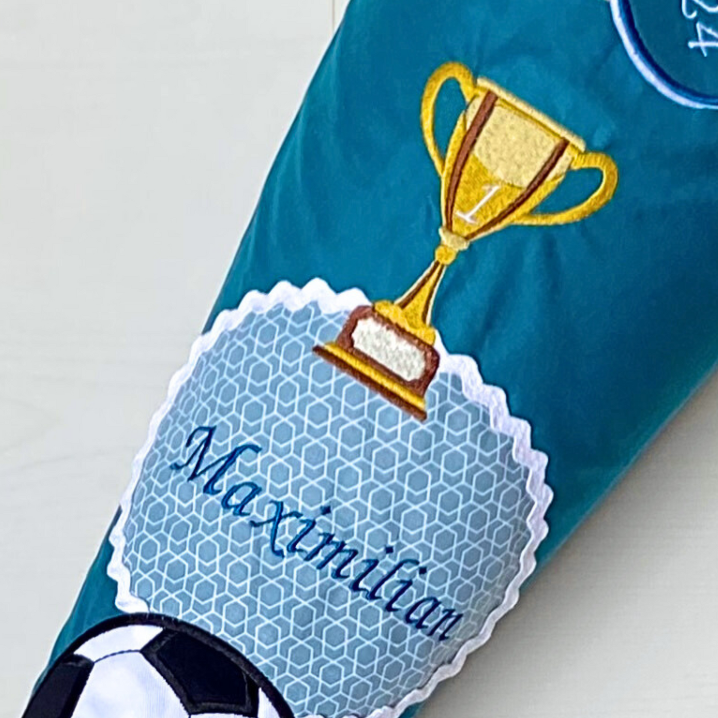 Handgemachte & Personalisierte Schultüte aus Stoff mit Fußball & Pokal