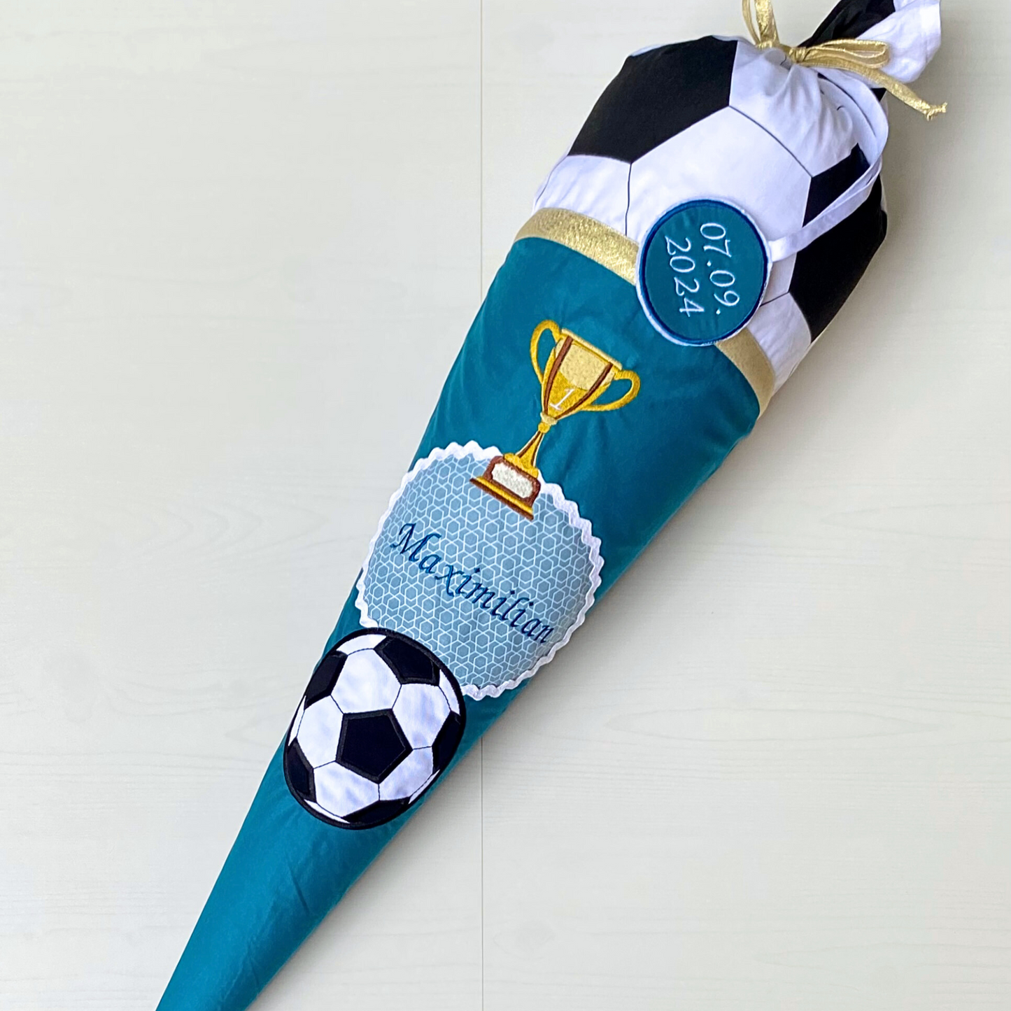 Handgemachte & Personalisierte Schultüte aus Stoff mit Fußball & Pokal