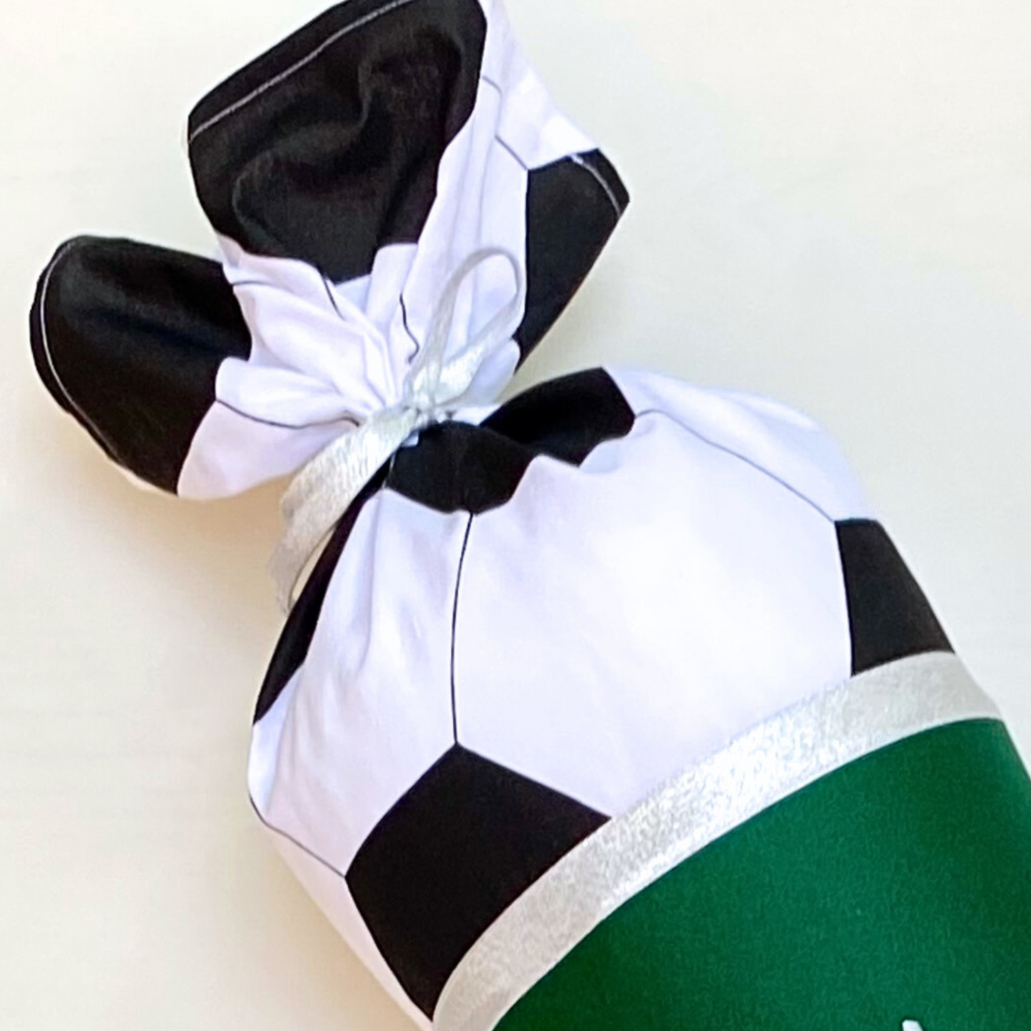 Handgemachte & Personalisierte Schultüte aus Stoff mit Fußball im Netz