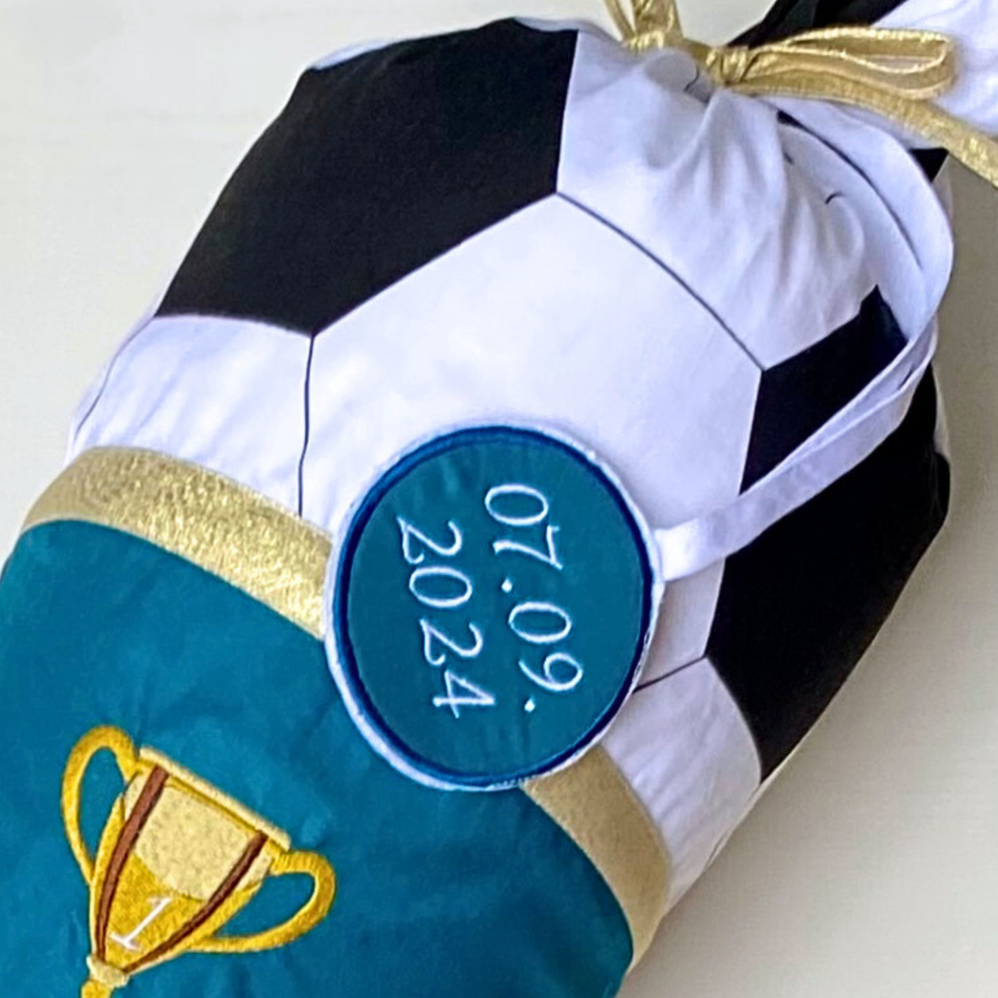 Handgemachte & Personalisierte Schultüte aus Stoff mit Fußball & Pokal